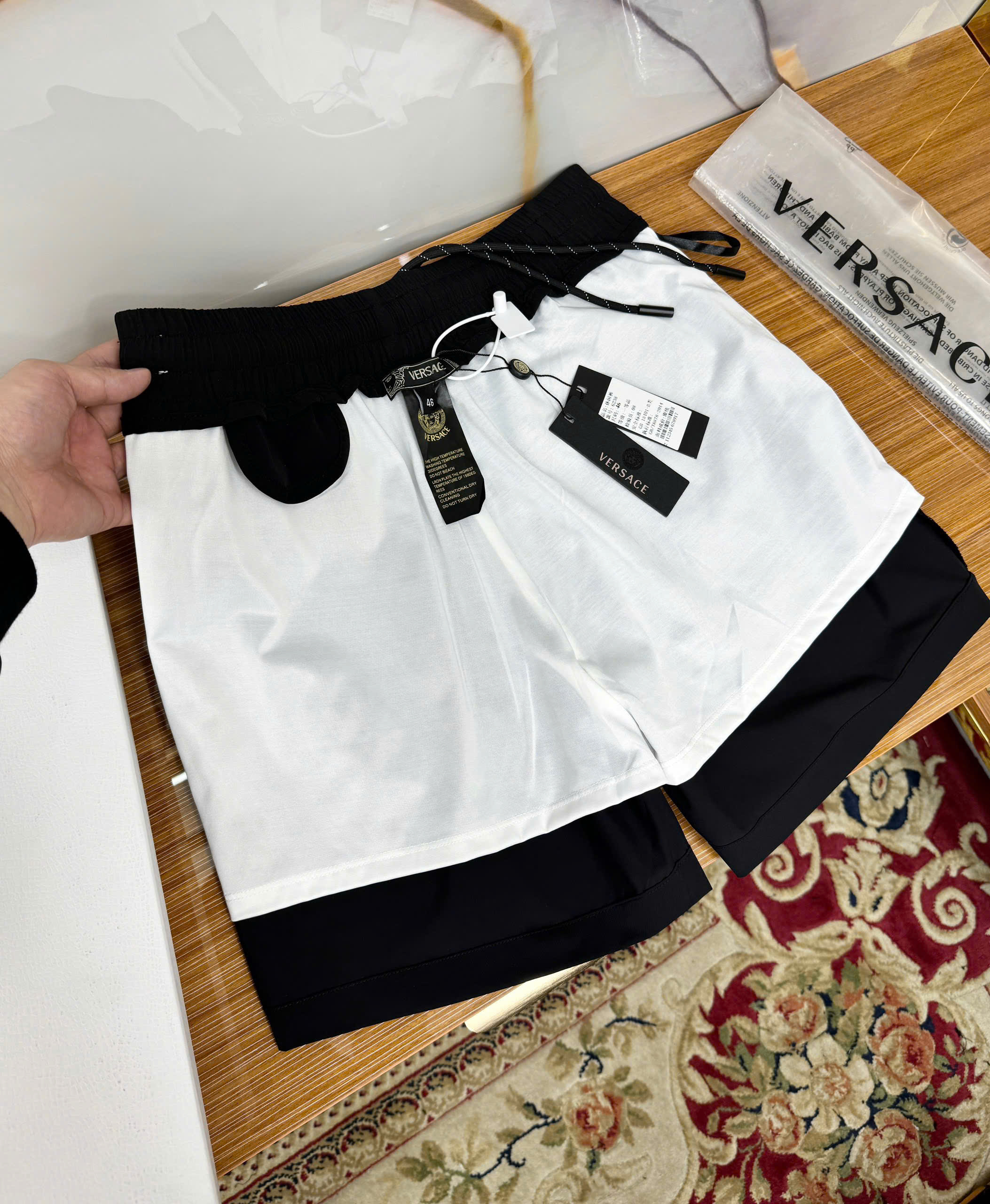 Quần short gió Versace VS Đen logo chữ thêu họa tiết túi sau Like Auth 1-1 on web MK